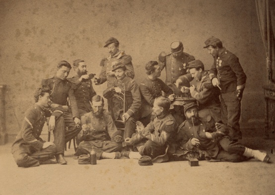 Eine Gruppe junger französischer Kriegsgefangener in einem Wismarer Fotografenstudio