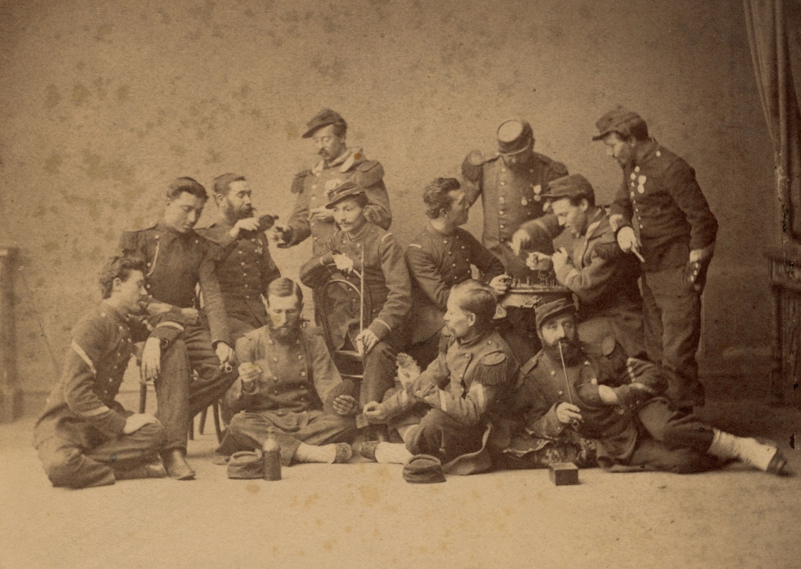 Französische Kriegsgefangene in Wismar 1870/71 © Stadtarchiv Wismar, Crull-Sammlung, Sign. 1013 Eine Gruppe junger französischer Kriegsgefangener in einem Wismarer Fotografenstudio