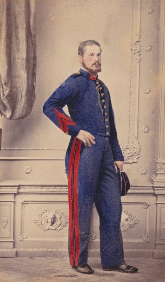 Französischer Offizier im Neustrelitzer Atelier H. u A Krull, vermutlich im Frühjahr 1871 © Sammlung Thomas Werner, Rostock Französischer Offizier im Neustrelitzer Fotoatelier H. u A Krull, vermutlich im Frühjahr 1871