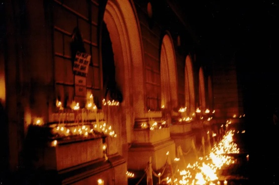Kerzen vor dem Schweriner Arsenal nach der Demonstration vom 23.10.1989
