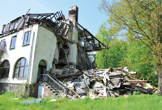 "Haus Obdach" nach der Brandstiftung, April 2024 © Foto: Reinhard Wulfhorst Bild