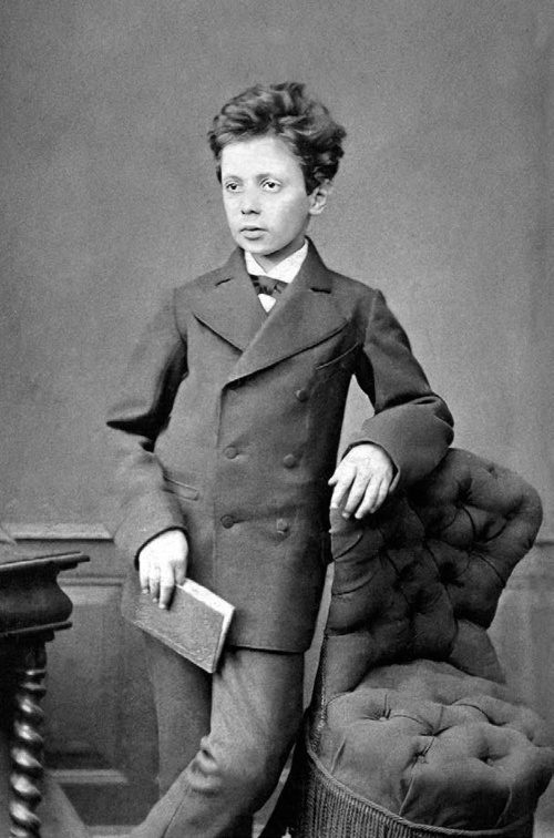 Robert Kahn, ca. 1875 © Quelle: Marchivum Mannheim, AB01686-022, Foto: Fotografisches Institut Gebr. Matter, Mannheim Robert Kahn im Alter von etwa 10 Jahren