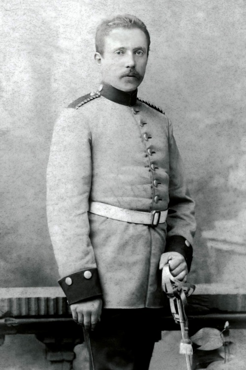 Robert Kahn als Soldat, 1887/1888 © Quelle: Marchivum Mannheim, AB01686-027, Foto: Hof-Photograph Conrad Ruf, Mannheim Robert Kahn in Uniform, die linke Hand am Degen