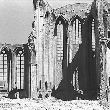 Schwarz-weiß Foto mit vielen Trümmern und den Resten des Chors der Jacobikirche