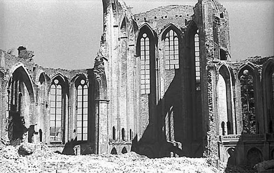 Schwarz-weiß Foto mit vielen Trümmern und den Resten des Chors der Jacobikirche