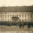 Schwarzweiß Foto: Demonstration am 8. November 1918 auf dem Wismarer Markt, eine Menschenmenge vor dem Rathaus, zwischen Menschen und Fotograf ist noch das Pflaster des Marktes zu sehen.