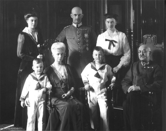 Schwarzweiß Foto: Friedrich Franz IV , seine Frau Alexandra und die beiden Söhne Anfang 1918 mit Schwiegereltern, dem Herzog und der Herzogin von Cumberland