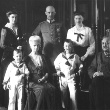 Schwarzweiß Foto: Friedrich Franz IV , seine Frau Alexandra und die beiden Söhne Anfang 1918 mit Schwiegereltern, dem Herzog und der Herzogin von Cumberland