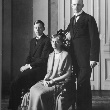 Schwarzweiß Foto: Großherzog Friedrich Franz IV. mit seiner Frau und dem ältesten Sohn, ca. 1925 im Schloss Ludwiglust