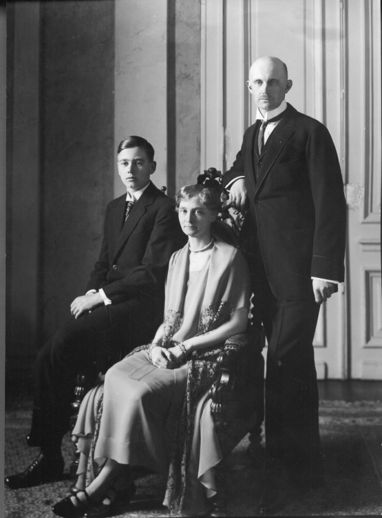 Schwarzweiß Foto: Großherzog Friedrich Franz IV. mit seiner Frau und dem ältesten Sohn, ca. 1925 im Schloss Ludwiglust