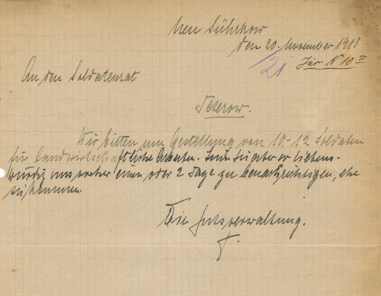 Handschriftliche Bitte auf kariertem Papier: &quot;Wir bitte um Gestellung von 10 - 12 Soldaten für landwirtschaftliche Arbeiten. Sein Sie aber so liebenswürdig uns vorher einen oder 2 Tage zu benachrichtigen, ehe sie kommen.&quot;