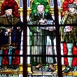 Fenster in der Sternberger Kirche um Gedenken an die Reformation. Es zeigt in idealisierter Buntglasdarstellung Martin Luther zwischen den beiden mecklenburgischen Herzögen Johann Albrecht I. und Heinrich V.