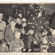 Schwarzweiß Foto mit Kindern, im Hintergrund Weihnachtsbaum und Weihnachtsmann