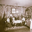 Schwarzweißfoto der Familie Heinrich Bolle neben dem geschückten Weihnachtsbaum
