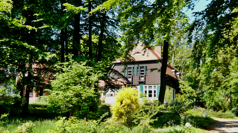 Gerhart-Hauptmann-Haus, etwas versteckt hinter Bäumen