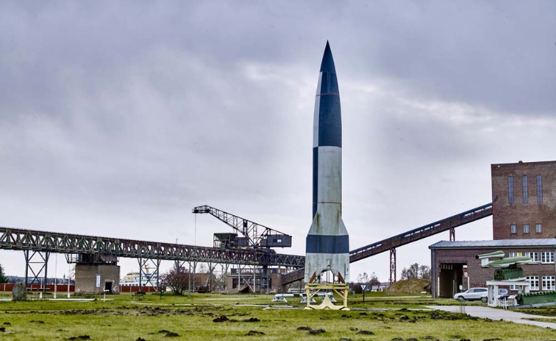 Nachbau einer A4-Rakekte ("V2") auf dem Gelände des HTM Peenemuende © Foto: Gerald Freyer Nachbau einer A4-Rakekte ("V2") auf dem Gelände des HTM Peenemuende