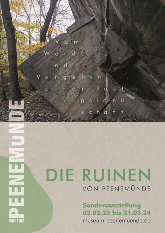 Ausstellungsplakat mit dem Foto einer Betonruine im Wald sowie allen zur Ausstellung (auch im Text)