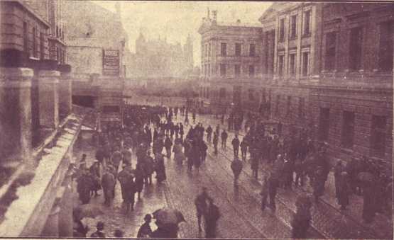 Menschenmenge in der Schweriner Schlossstraße gegen 9 Uhr am 15. März 1920 (Quelle: Mecklenburgische Zeitung vom 28.3.1920)
