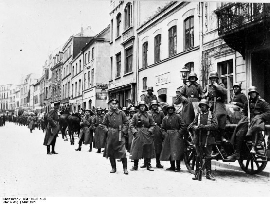 Soldaten des Freikorps Roßbach in der Lübschen Straße in Wismar
