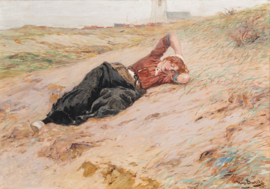 Hans von Bartels: Mittagsruhe © Quelle: Kunstmuseum Ahrenshoop / Katwijks Museum, Sammlung Genootschap Oud Katwijk Eine Frau liegt mit geschlossenen Augen in den Dünen, im Hintergrund ist ein Dorf mit Kirche zu erkennen