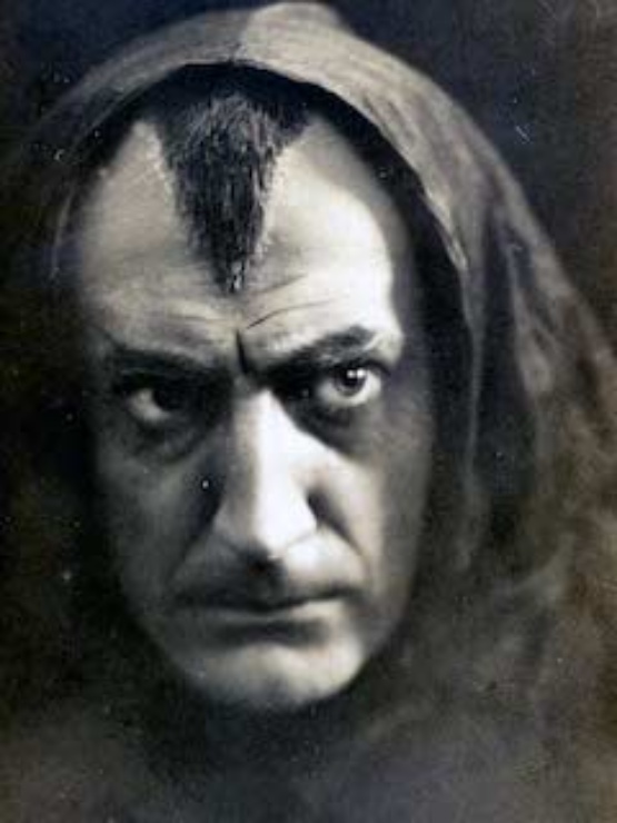 Schwarz-weiß Foto des Schauspielers Heinrich Albers als Mephisto, 1911