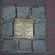 In einen Fußweg eingelassener, quadratischer "Pflasterstein" aus Messing mit dem Namen und Lebensdaten Willy Kaeckers, eingefasst von 8 gleichgroßen Granit-Steinen
