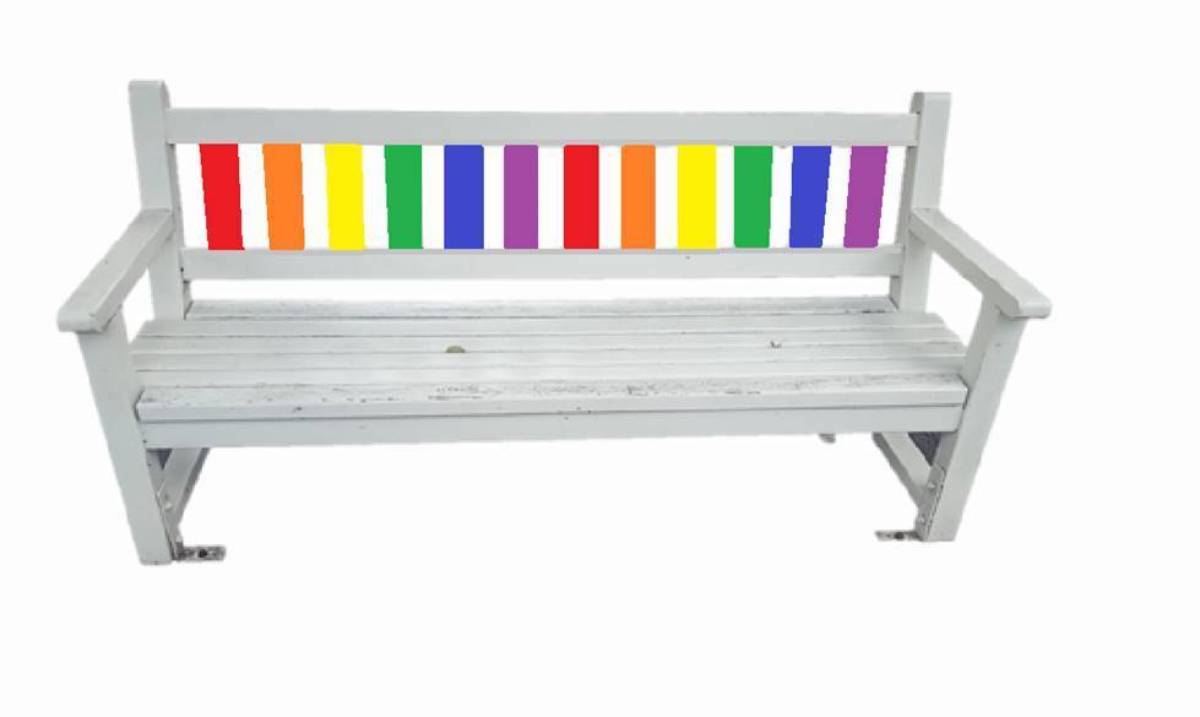 Ein Modell der Gedenkbank für den Rostocker Rosengarten hat die Projektgruppe dem Kulturhistorischen Museum Rostock geschenkt. © Quelle: Kulturhistorisches Museum Rostock Foto einer Gartenbank: die Streben der Rückenlehne sind in Regenbogenfarben gestrichen.
