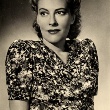 Schwarzweiß Foto der Schauspielerin Marianne Hoppe, unten ihre Signatur mit blauer Tinte