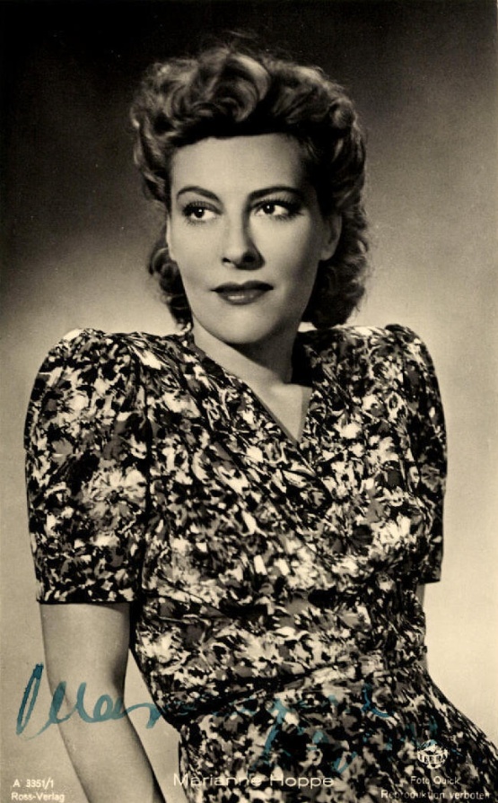 Marianne Hoppe, signiert, 1930er Jahre © Bildquelle: Stiftung Mecklenburg Schwarzweiß Foto der Schauspielerin Marianne Hoppe, unten ihre Signatur mit blauer Tinte
