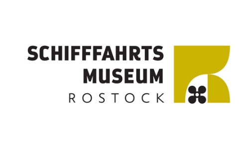 Logo links die Schifffahrtsmusum, draunter Rostock, rechts ein messingfarbenes R, eine stilisierte  Schiffsschraube zwischen den "Füßen"