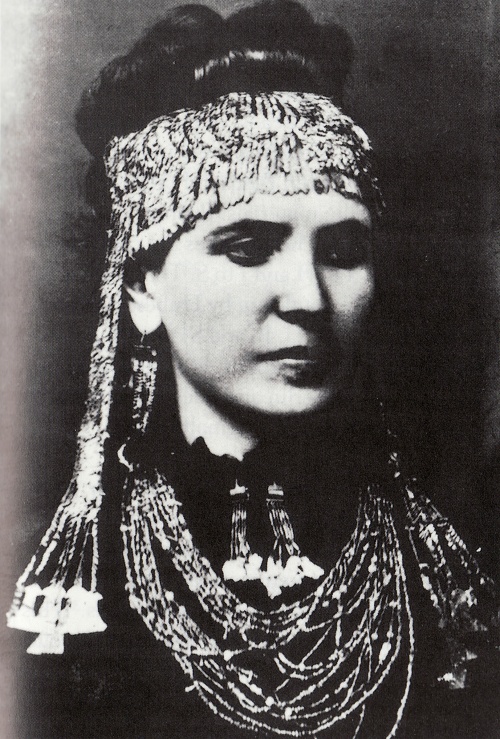 Sophia Schiemann mit einem Diadem aus dem Schatz des Priamos