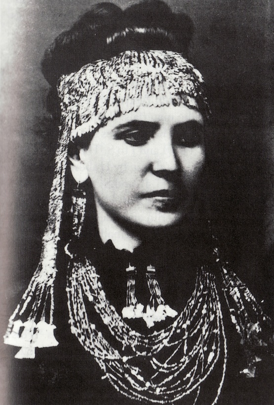 Sophia Schiemann mit einem Diadem aus dem Schatz des Priamos © Quelle: commons.wikimedia.org Sophia Schiemann mit einem Diadem aus dem Schatz des Priamos
