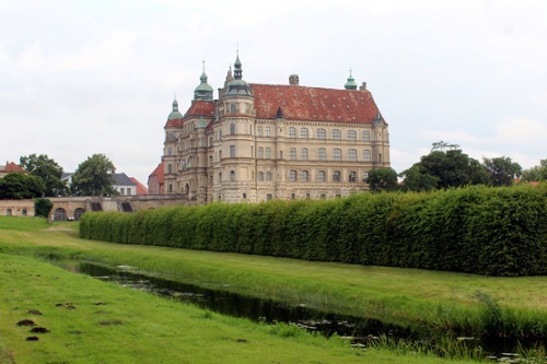 Schloss Güstrow mit Teilen des Schlossparks im Vordergrund