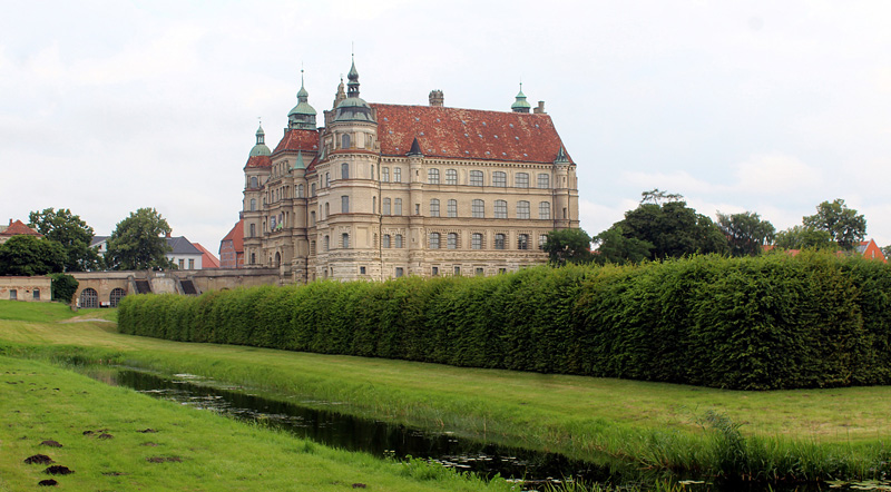 Schloss Güstrow mit Teilen des Schlossparks im Vordergrund