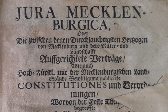 Verträge mit Ritter- und Landschaft - Eine Sammlung von 1724 - Iura Mecklenburgica, Neubrandenburg, Dobberthin 1724 © Quelle: Bibliothek der Stiftung Mecklenburg, Sign. M VRS 166 Titelblatt: Iura Mecklenburgica, Neubrandenburg, Dobberthin 1724