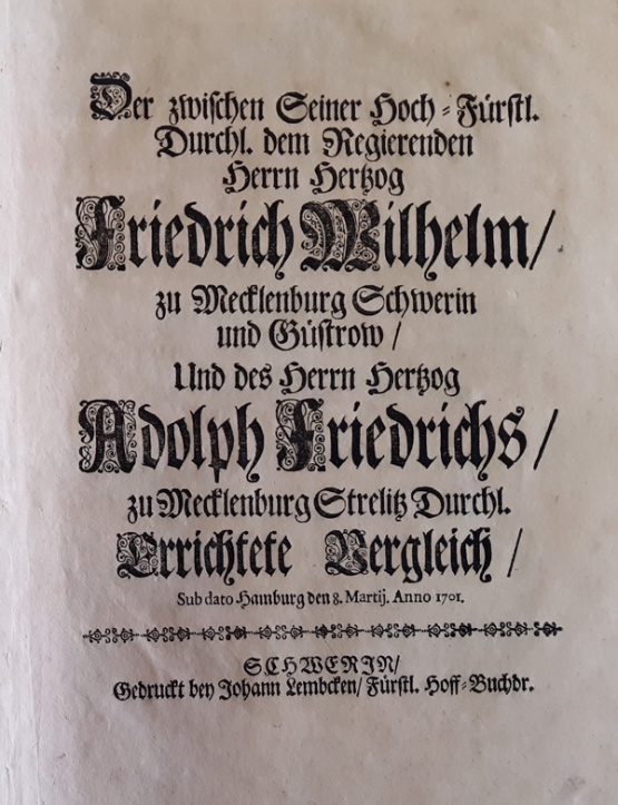 Im Hamburger Vergleich von 1701 einigten sich die verbliebenen Linien der Mecklenburger Herzöge auf die Teilung des Landes in die Fürstentümer Mecklenburg-Schwerin und Mecklenburg-Strelitz. Schwerin, Lembcke Titelblatt: Hamburger Vergleich von 1701, Schwerin, Lembcke