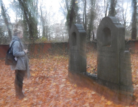 Barbro Wilcke vor den Gräbern von Harry's Ururgroßeltern Schlomann auf dem Malchower Jüdischen Friedhof