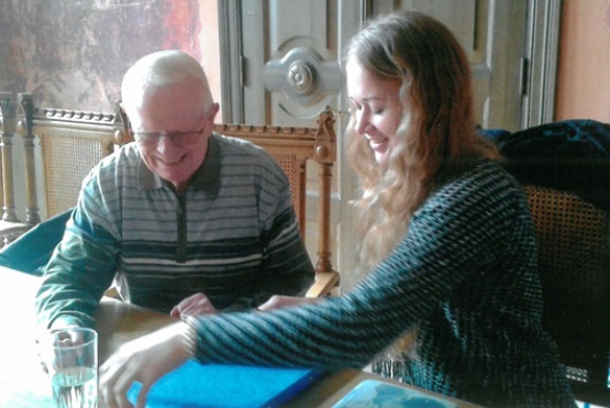 Stadtarchivar Dieter Kurth und Barbro Wilcke im Malchower Rathaus