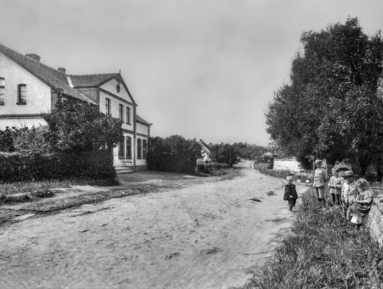 Kinder auf der Dorfstraße von Mamerow bei Teterow © Quelle: Stiftung Mecklenburg, Inv.-Nr. 2023/29 Bild
