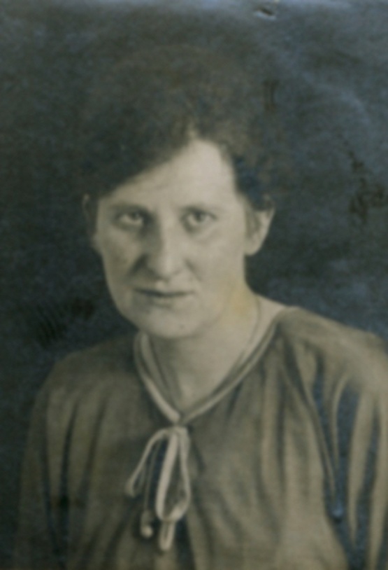 Antonia Kann, geb. Beck, um 1923. © Quelle: Stadtarchiv Darmstadt Portraifoto (schwarzweiß) von Antonia Kann