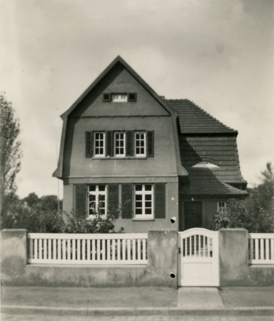 Schwarzweiß Foto: Dr.-Unruh-Straße 1, Haus der Weingartens in Wismar, 1933.