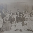 20 Personen auf einem etwas verblichenen Familienfoto (schwarzweiß)