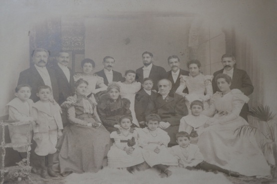 20 Personen auf einem etwas verblichenen Familienfoto (schwarzweiß)