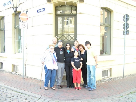 Foto: Yedida (Jutta) Gottfried mit ihrer Familie im Juli 2005 vor dem Haus Scheuerstraße 1