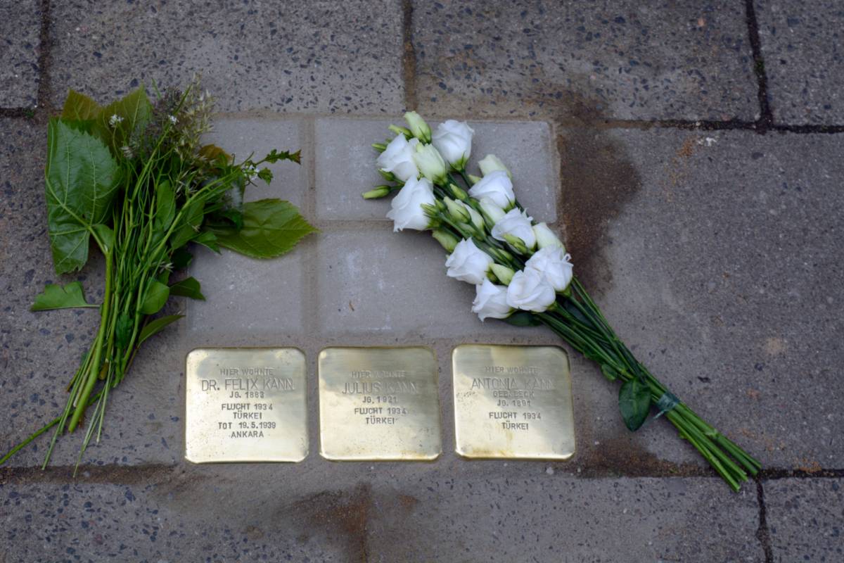 Stolpersteine für Dr. Felix und Antonia Kann, verlegt am 24.5.2022 vor dem Haus Rabenstraße 31. © Foto: Dr. Florian Ostrop 3 Messing Steine im Pflaster