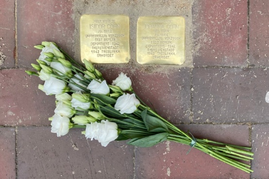 Stolpersteine im Pflaster für Isidor und Johanna Cohn