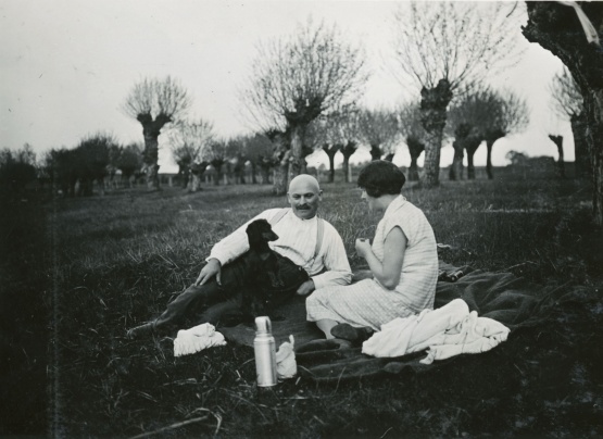 Schwarzweiß Foto: Charlotte und Adolf Weingarten mit Hund an der Wohlenberger Wieck, 25.05.1929.