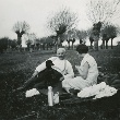 Schwarzweiß Foto: Charlotte und Adolf Weingarten mit Hund an der Wohlenberger Wieck, 25.05.1929.