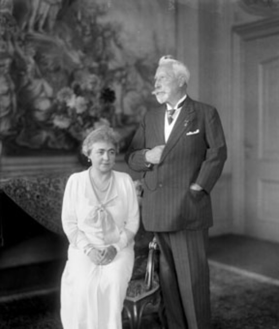 Kaiser Wilhelm II. mit seiner Frau Auguste Viktoria 1933 im Exil - Bundesarchiv_Bild_136-C0805, Kaiserpaar im Haus Doorn