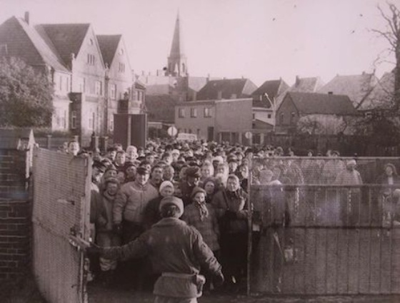 Foto der Grenzöffnung in Dömitz: Ein Soldat öffnet gerade ein Tor im Zaun, auf der anderen Seite wartet eine Menschenmenge